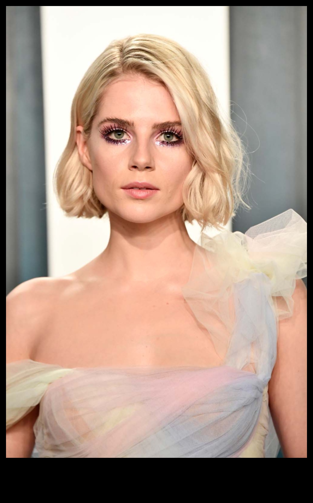 Starlit Beauty: Επίτευξη βραδινών στυλ μακιγιάζ που αξίζουν το κόκκινο χαλί