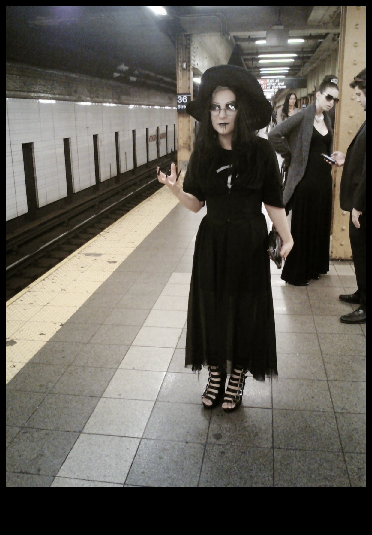 Goth DIY Πώς να δημιουργήσετε μια τρομακτική εμφάνιση σε έναν προϋπολογισμό 4 Ρούχα και αξεσουάρ DIY εμπνευσμένα από τη γοτθική μόδα