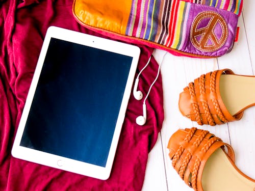 Ένα ονειρικό τοπίο μιας λίμνης με βουνά σε απόσταση