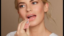 Αιχμαλωτίζοντας τη φρεσκάδα για οραθείτε να πετύχετε μια υγιή λάμψη με τακτικές φυσικού μακιγιάζ 2 Αποτύπωση φρεσκάδας: Επίτευξη υγιούς λάμψης με φυσικές τεχνικές μακιγιάζ