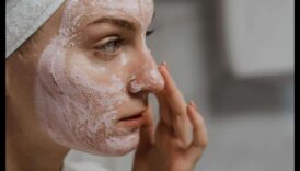 Η δύναμη της απολέπισης: Αποκάλυψη ενός φρέσκου καμβά για εφαρμογή μακιγιάζ